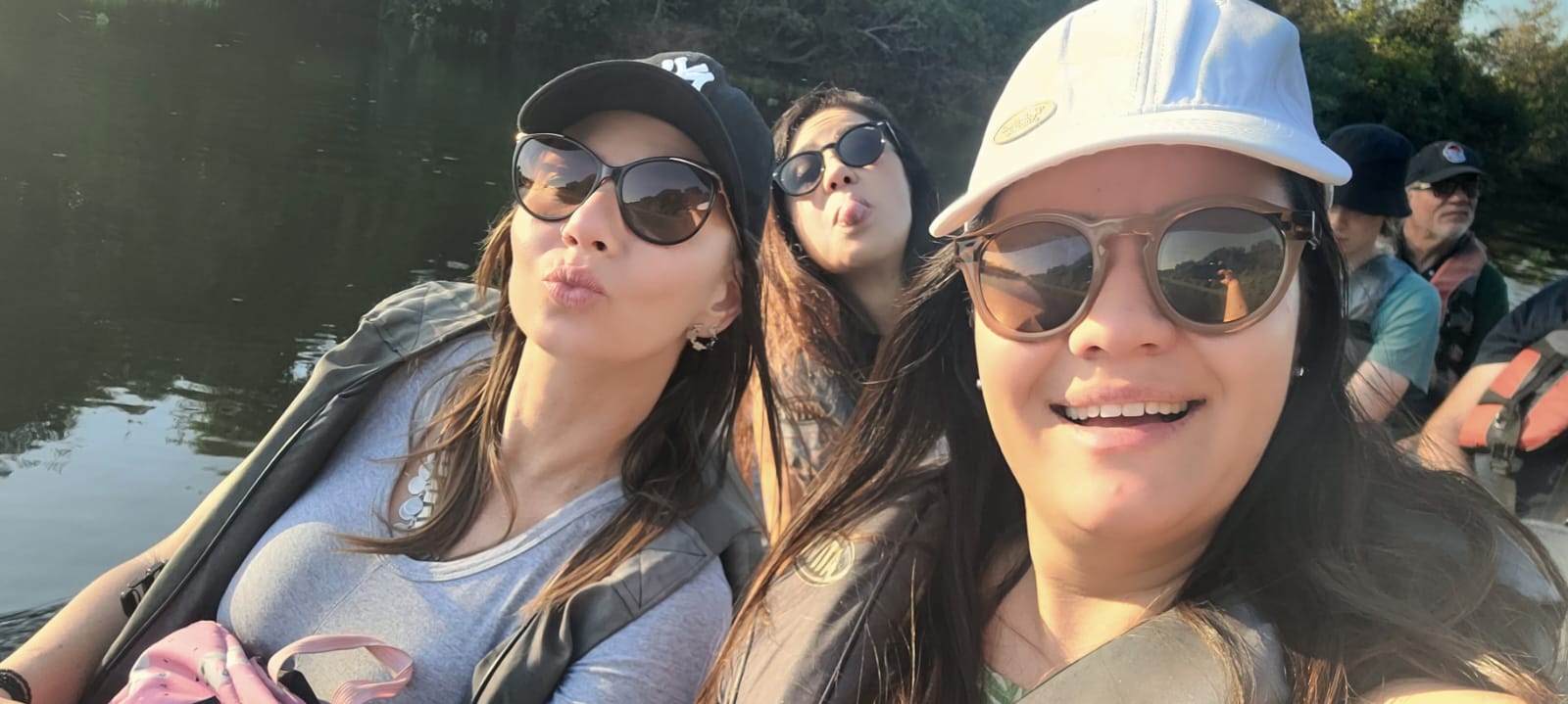 Priscilla, Gi e Drika no barco no Pantanal 
